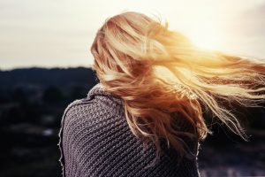 chevelure d'une femme blonde